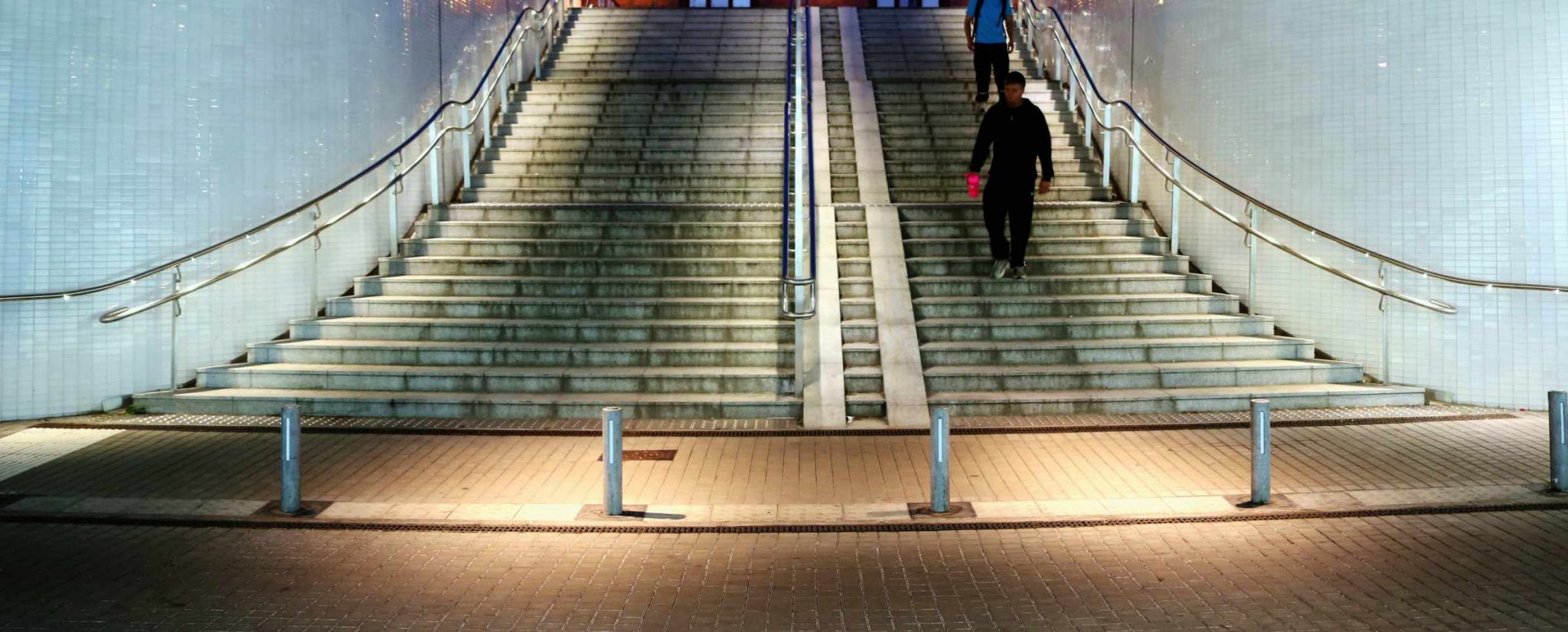 מעקה מדרגות ציבורי ברחוב לד ספוט