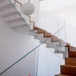 מעקה זכוכית מורכב עם מדרגות בחיפוי עץ ללא ידית אחיזה